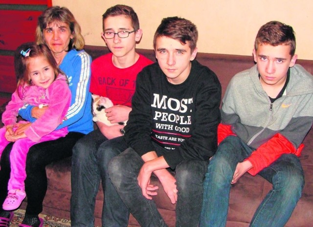 Alicja Cich wraz z dziećmi: od lewej Karolinka, 15-letni Patryk, 16-letni Dawid i 14-letni Adrian