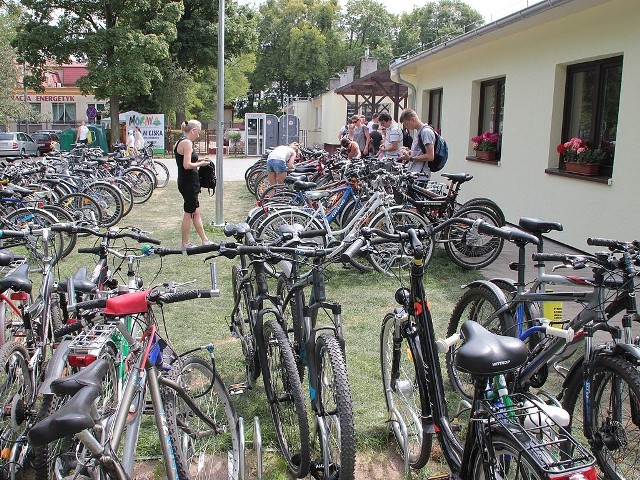 Na plażę miejską nie można wjeżdżać rowerami. Powód? Troska o bezpieczeństwo pieszych poruszających się po ośrodku