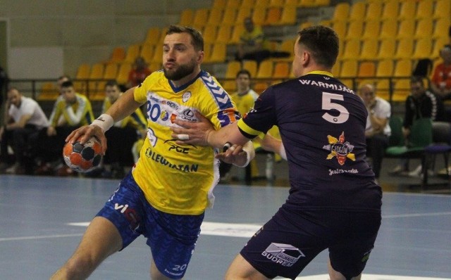 Piłkarze ręczni PGE VIVE Kielce w rewanżowym meczu ćwierćfinału PGNiG Superligi pokonali w Hali Legionów Chrobrego Głogów 34:28 i awansowali do półfinału. Piątkowy pojedynek nie był wielkim występem mistrzów Polski, do 40 minuty głogowianie, którzy u siebie przegrali z PGE VIVE różnicą dziewiętnastu bramek, toczyli wyrównaną walkę. Naszym zdaniem najwyższa nota, na jaką zasłużyli nasi zawodnicy, to 6.5. Otrzymali takie dwaj gracze. Oceny z uzasadnieniami na kolejnych zdjęciach.