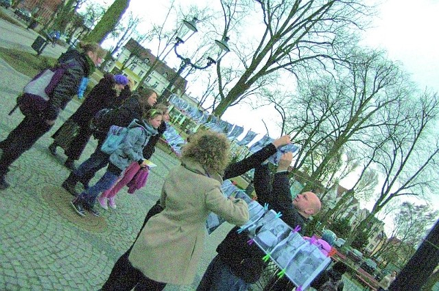 Wypowiedzi przechodniów i ich twarze zostały uwiecznione na zdjęciach, które pojawiały się w &#8222;żywej galerii&#8221; w Parku Solidarności,