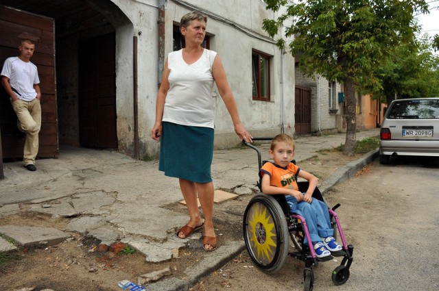 - Manewrowanie wózkiem po takich płytach to wielkie ryzyko. Chłopiec może wypaść z wózka o nieszczęście nietrudno &#8211; rozkłada ręce Elżbieta Szymańska, opiekunka 6- letniego Dawida.