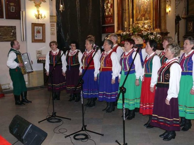 Przegląd w świątyni na Mirowie rozpoczął występ zespołu ludowego "Szewczanki&#8221; z Nowin.