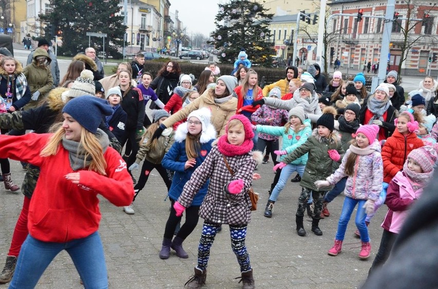 W pulsującym rytmie serca miasta zachęcały tancerki ze...