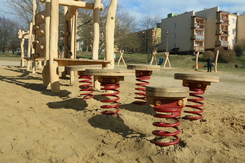 Górale z Kościeliska urządzili nowy plac zabaw w wąwozie na Czubach w Lublinie. Zobacz zdjęcia