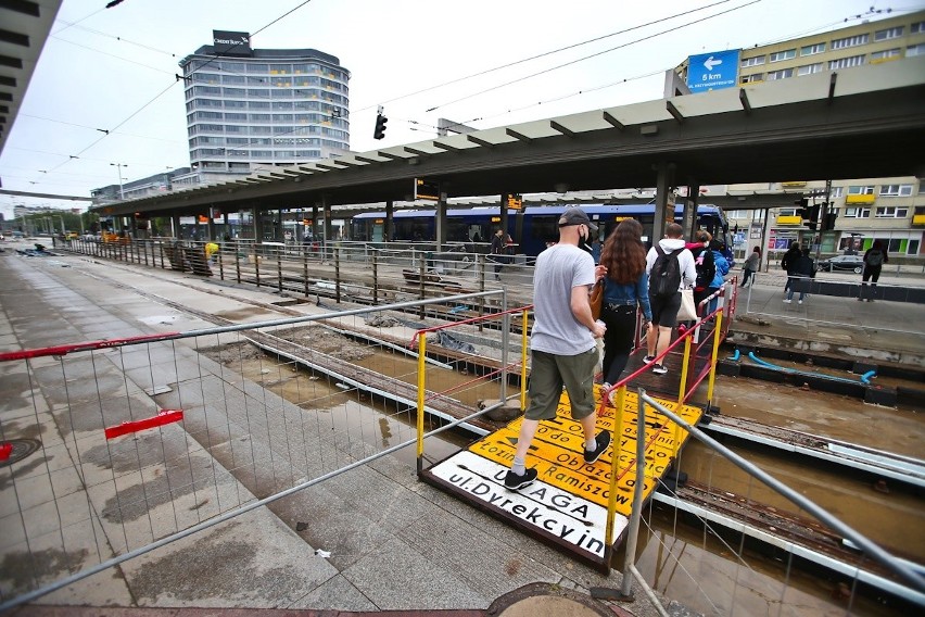 Nowa betonowa nawierzchnia zastąpi starą nierówną kostkę...