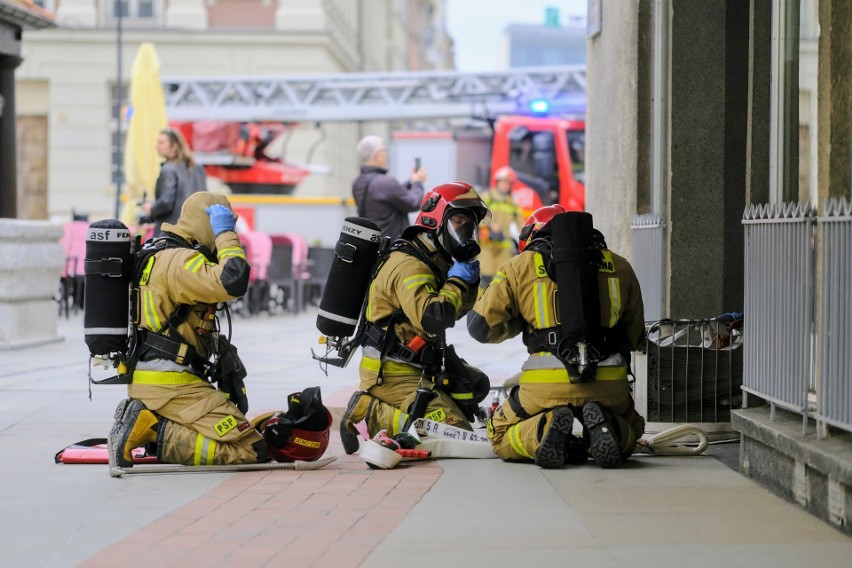 Na Starym Rynku strażacy ewakuowali pracowników muzeów - na...