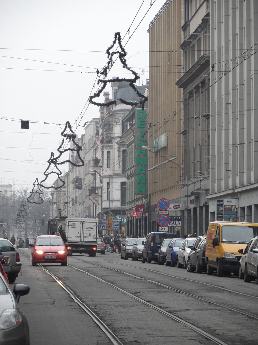 Katowice dbają o klimat świąt. Nad 3 Maja są rozwieszone... choinki [ZDJĘCIA]