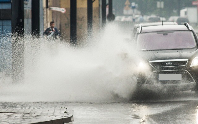 Ulewa nad Bydgoszczą. Newralgiczne miejsce w mieście - ul. Jagiellońska na wysokości Media Markt.