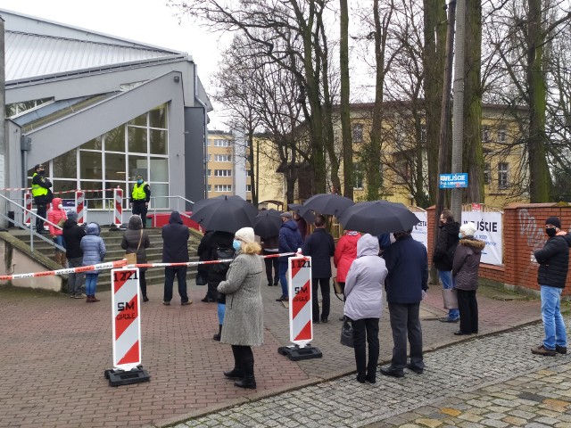 Pierwsi mieszkańcy zaczęli gromadzić się pod opolskim Toropolem na pół godziny przed rozpoczęciem akcji szczepień. Szczepieni będą tutaj nie tylko mieszkańcy Opola, ale całego województwa.