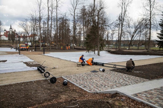 Wszystkie prace na terenie parku miejskiego (2,17 ha) prowadzone są w ramach projektu "Rewitalizacja Parku w Supraślu". Jest on współfinansowany z Europejskiego Funduszu Rozwoju Regionalnego w ramach Regionalnego Programu Operacyjnego Województwa Podlaskiego na lata 2014-2020. Całkowita wartość projektu sięga aż 4 mln złotych. Z tego dofinansowanie unijne to prawie 3,2 miliona złotych. Zakończenie realizacji projektu przewidziano na październik 2021 roku.