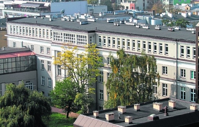 Budynek Uniwersytetu Jana KochanowskiegoSprzedaż budynku poprawi sytuację finansową uczelni.