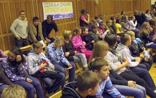 Młodzież z Zespołu Szkół w Chmielowie została zaproszona na mecz koszykarzy Siarki Jezioro Tarnobrzeg.