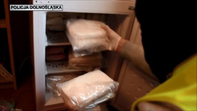 Kwiecień 2016: policjanci znaleźli w kilku mieszkaniach we Wrocławiu narkotyki warte 5 mln zł