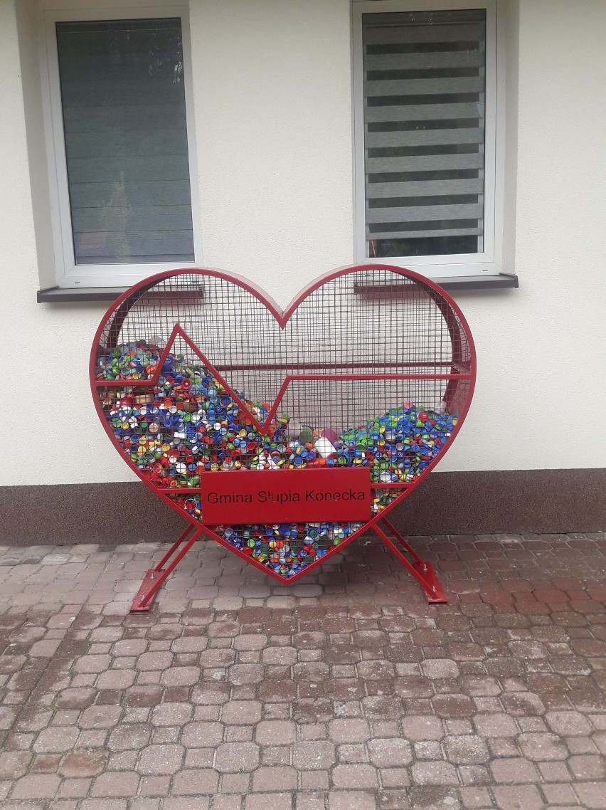Serce na nakrętki pojawiło się przed budynkiem urzędu gminy w Słupi Koneckiej