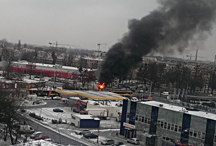 Wrocław: Pożar ciężarówki na skrzyżowaniu Hubskiej i Kamiennej (ZDJĘCIA)