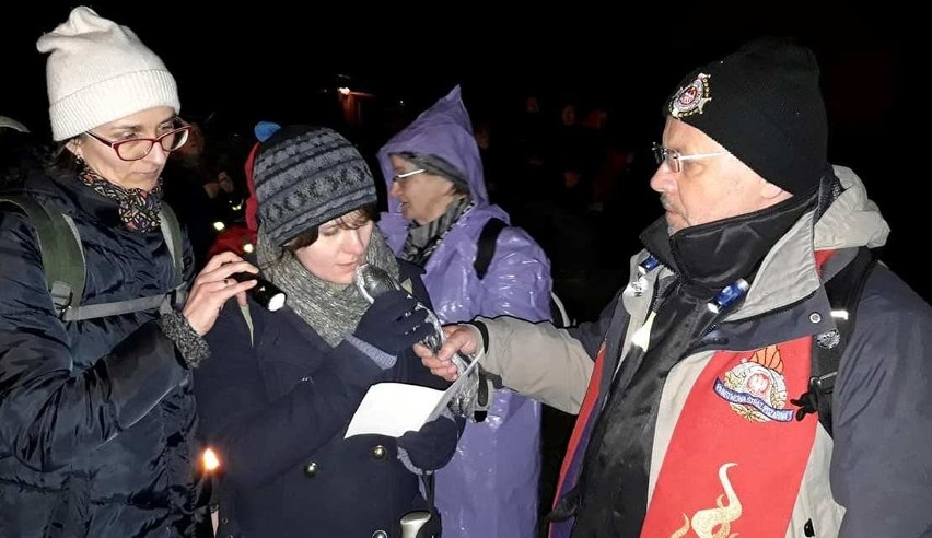 VI Nocną Drogę Krzyżową prowadził ksiądz Marian Fatyga,...