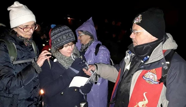 VI Nocną Drogę Krzyżową prowadził ksiądz Marian Fatyga, dziekan skalbmierskiego dekanatu.