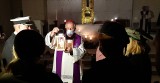 Przekazanie Betlejemskiego Światła Pokoju w Kielcach na ręce biskupa Jana Piotrowskiego [ZDJĘCIA, WIDEO]