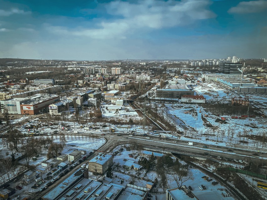 Panorama Katowic widziana z biurowca. Rozpoznajesz te miejsca? Zobacz zdjęcia pokrytego śniegiem miasta z lotu ptaka!