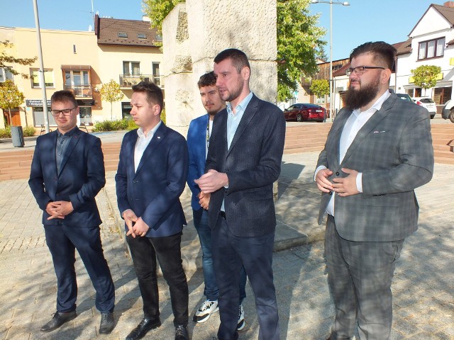 Podczas konferencji w Starachowicach, od prawej: Michał Sokolnicki, Dawid Lewicki, Igor Wargas, Mateusz Jarosz, Jakub Kwaśniewski