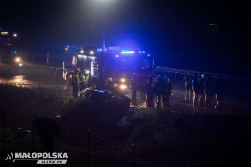 Koszmarny wypadek na autostradzie A4. W Rzezawie dachował bus po zderzeniu z samochodem osobowym. 13 osób jest rannych
