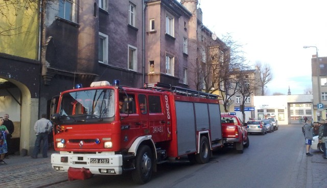 Straż pożarna dogasza ogień w budynku przy ul. Konopnickiej