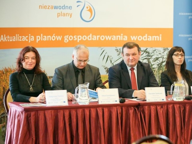 Miliardy na inwestycje wodne w Małopolsce i PodkarpaciuPodczas konferencji regionalnej w Krakowie mówiono o planach gospodarowania wodami w Polsce (aPGW).