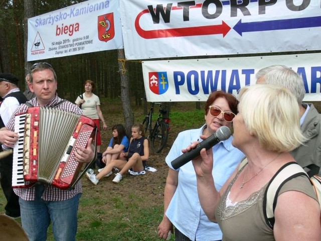 Po pokonaniu trasy na leśnej polanie urządzono piknik. Na akordeonie przygrywał nawet starosta skarżyski Michał Jędrys, podczas gdy &#8222;Szła Dzieweczka&#8221; śpiewali uczestnicy imprezy.