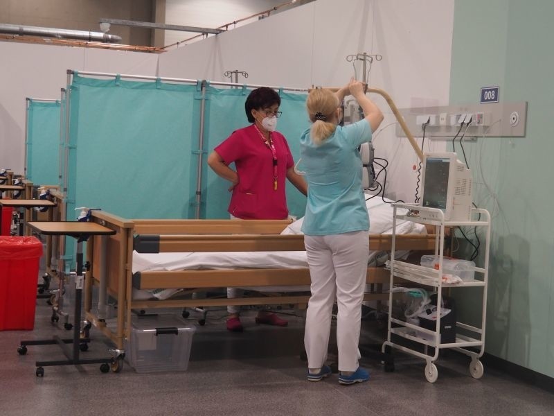Padł rekord zajętych łóżek w łódzkim szpitalu Biegańskiego na oddziale covidowym. W weekend zostanie powiększony szpital tymczasowy
