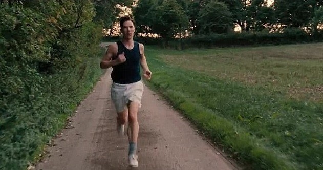 Cumberbatch widać w filmie biegającego, gdyż Alan Turing...