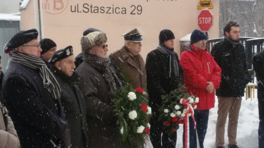 Złożeniem kwiatów pod tablicą przy ul. Staszica uczczono...