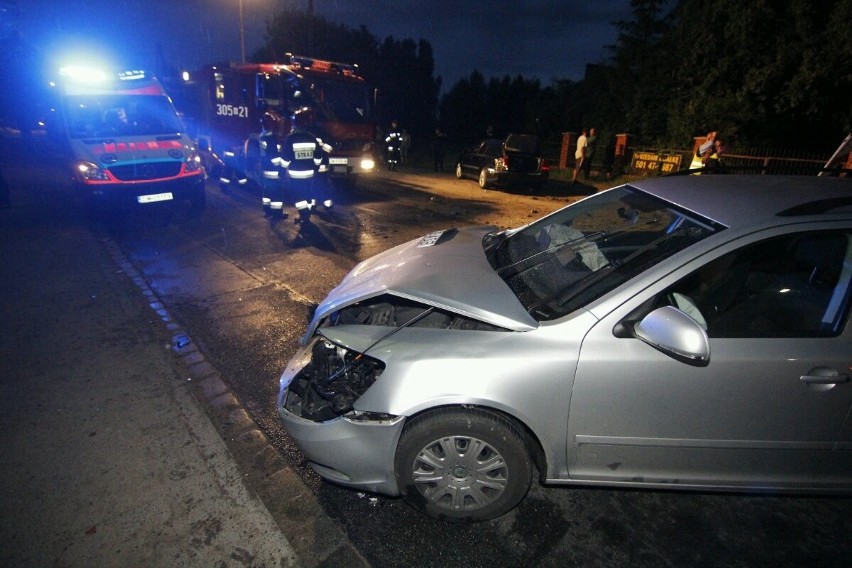 Wrocław: Wypadek na ul. Kowalskiej. Dwa auta zderzyły się czołowo (ZDJĘCIA)