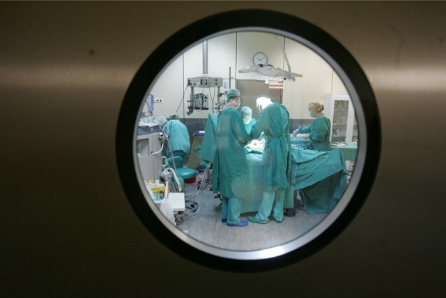 Lekarze podczas operacji - zdjęcie ilustracyjne