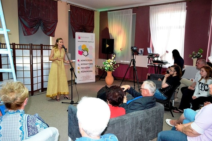 Recital Julity Kożuszek w sępoleńskiej bibliotece [zdjęcia]