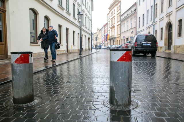 Słupki ograniczają już wjazd na ul. Stolarską. Propozycja jest taka, aby ten system zastosować na innych ulicach w strefie