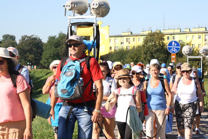 Oświęcimscy pątnicy w pięciu grupach z dekanatów:...