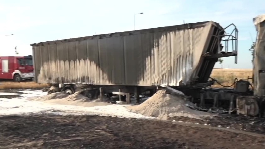 Płonąca ciężarówka wywołała groźny pożar [FILM]