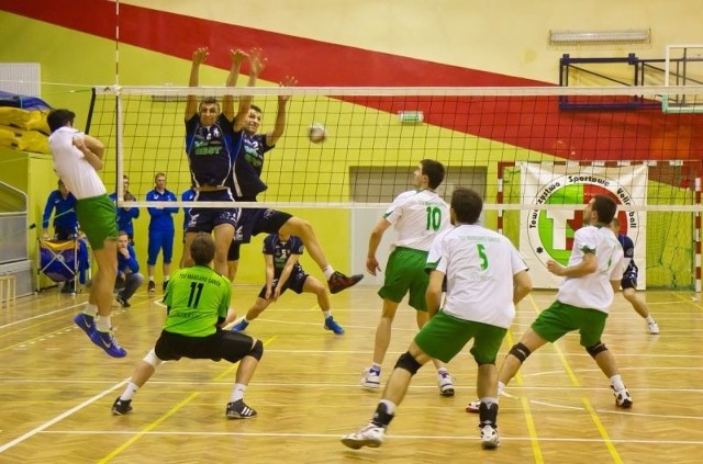 W Sanoku siatkarze Mansardu (na biało-zielono) ulegli Błękitnym Ropczyce 0:3.