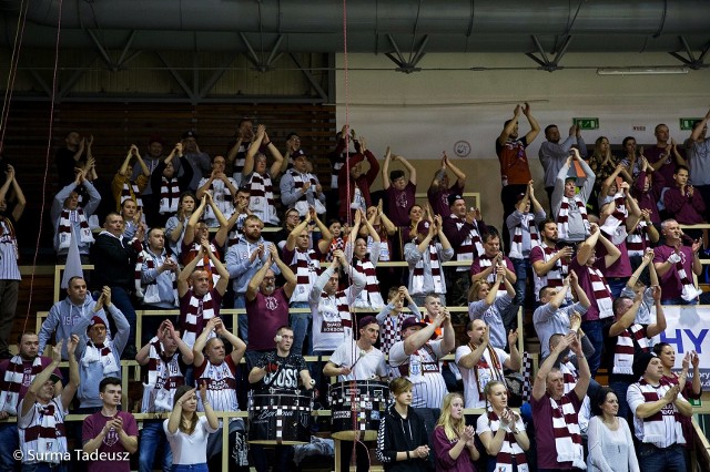 W sobotę Spójnia Stargard wygrała bardzo ważny mecz w derbach województwa z AZS Koszalin 76:73. Kibice Spójni gorąco dopingowali przez cały mecz swój zespół. W Stargardzie stawiła się także grupa kibiców AZS, która nie była w stanie wygrać rywalizacji na doping z kibicami Spójni, ale też dopingiem pomagała swojej drużynie.WIĘCEJ O MECZU: Spójnia Stargard - AZS Koszalin 76:73. Ważna wygrana w walce o utrzymanie!