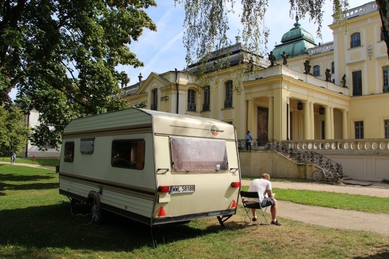 Ogrody Branickich. Instalacja "not here" stanęła przed Pałacem Branickich (zdjęcia, wideo)