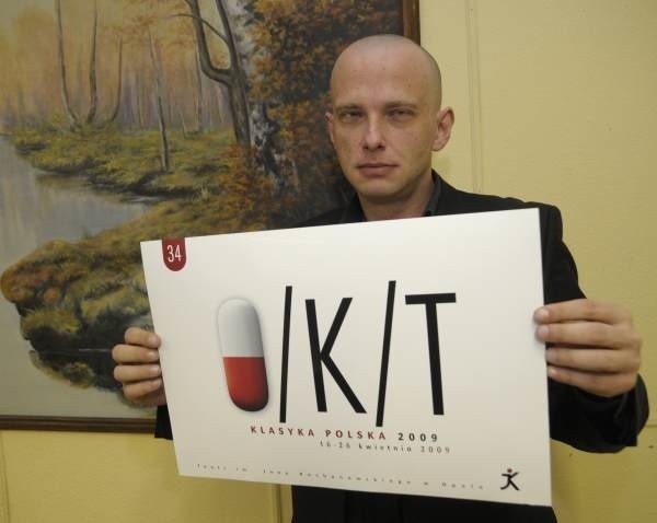 Tomasz Konina, dyrektor Kochanowskiego, z plakatem tegorocznych konfrontacji.