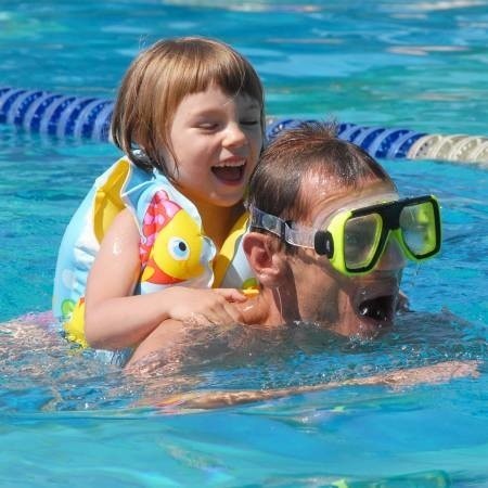 Andrzej Dzwonowski z córką Izą przyjeżdża na basen do Drzonkowa, kiedy tylko ma czas.