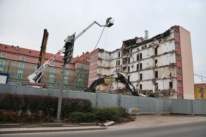 Wyburzanie biurowców przy ul. Świętej Katarzyny pomiędzy...