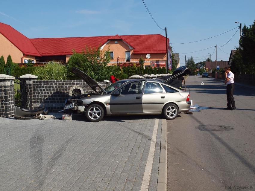 Wypadek w Mochowie. Kierowca opla vectry uderzył w mur....