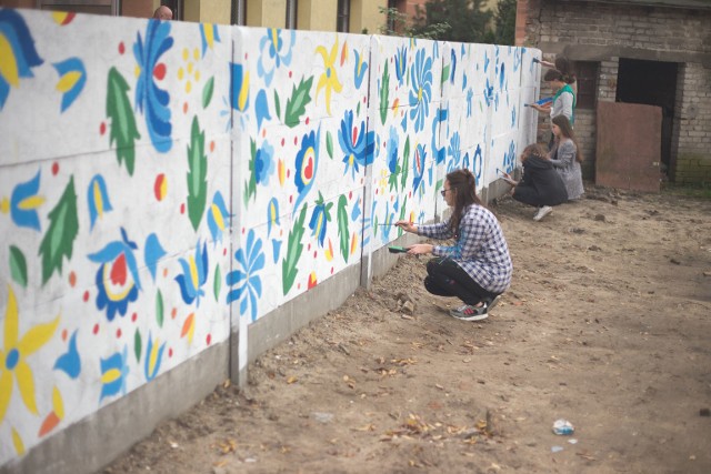 Fundacja Indygo realizuje to zadanie pod nazwą Rewitalizacyjny Oddział Malowniczy Na murze przed Szkołą Podstawową nr 2 w Słupsku powstaje mural nawiązujący do ludowych wzorów kaszubskich. Mural współtworzą mieszkańcy oraz uczniowie. Dzieło młodych  artystów podziwiać w pełni będzie można już od czwartku. Fundacja Indygo realizuje to zadanie pod nazwą Rewitalizacyjny Oddział Malowniczy  Zadanie w ramach przedsięwzięcia "Chodź, pomaluj mój świat" będącego częścią programu Instrument elastyczności realizowanego w ramach projekt pn. " Łamiemy bariery, łączymy pokolenia - rewitalizacja Obszaru Podgrodzia, Starego Miasta i Śródmieścia Miasta Słupska" finansowanego ze środków Europejskiego Funduszu Rozwoju Regionalnego w ramach Regionalnego Programu Operacyjnego Województwa Pomorskiego na lata 2014-2020.