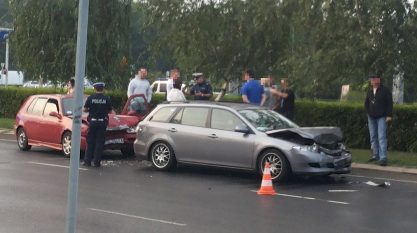 Wrocław: Zderzenie 5 samochodów na Legnickiej, 3 osoby ranne (ZDJĘCIA)