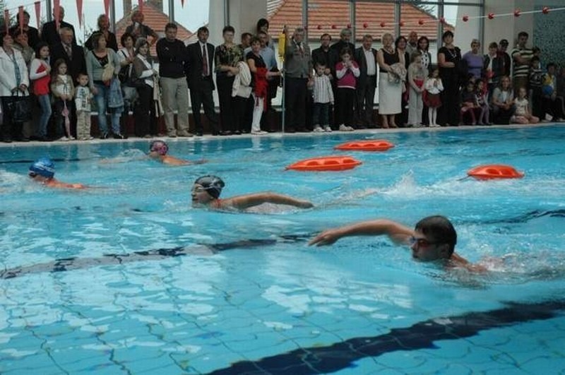 26 września 2010 roku. Otwarcie krytej pływalni w Oleśnie....