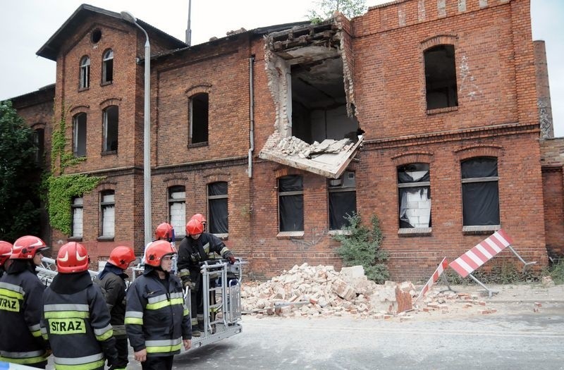 Na ulicę Targową zawalił się balkon budynku dawnej firmy...
