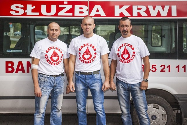 Od lewej: Piotr Młyńczak, Tomasz Gałczyński i Rafał Czapla zapraszają do udziału w akcji krwiodawstwa.