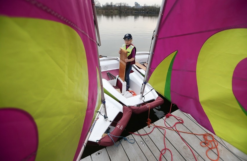 Podczas Energa Sailing dzieci uczą się, jak sterować łódką i...